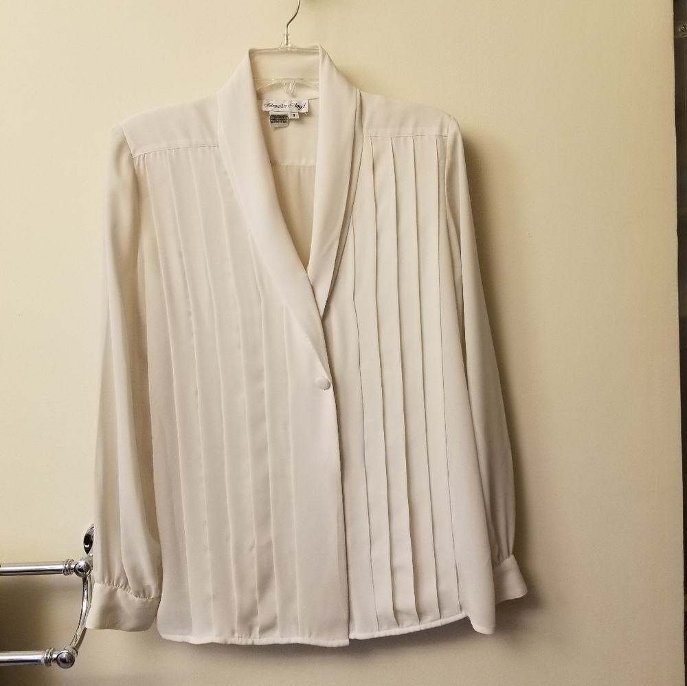 Elegant White Pleated Blouse Size 8. Jennifer Lloyd.